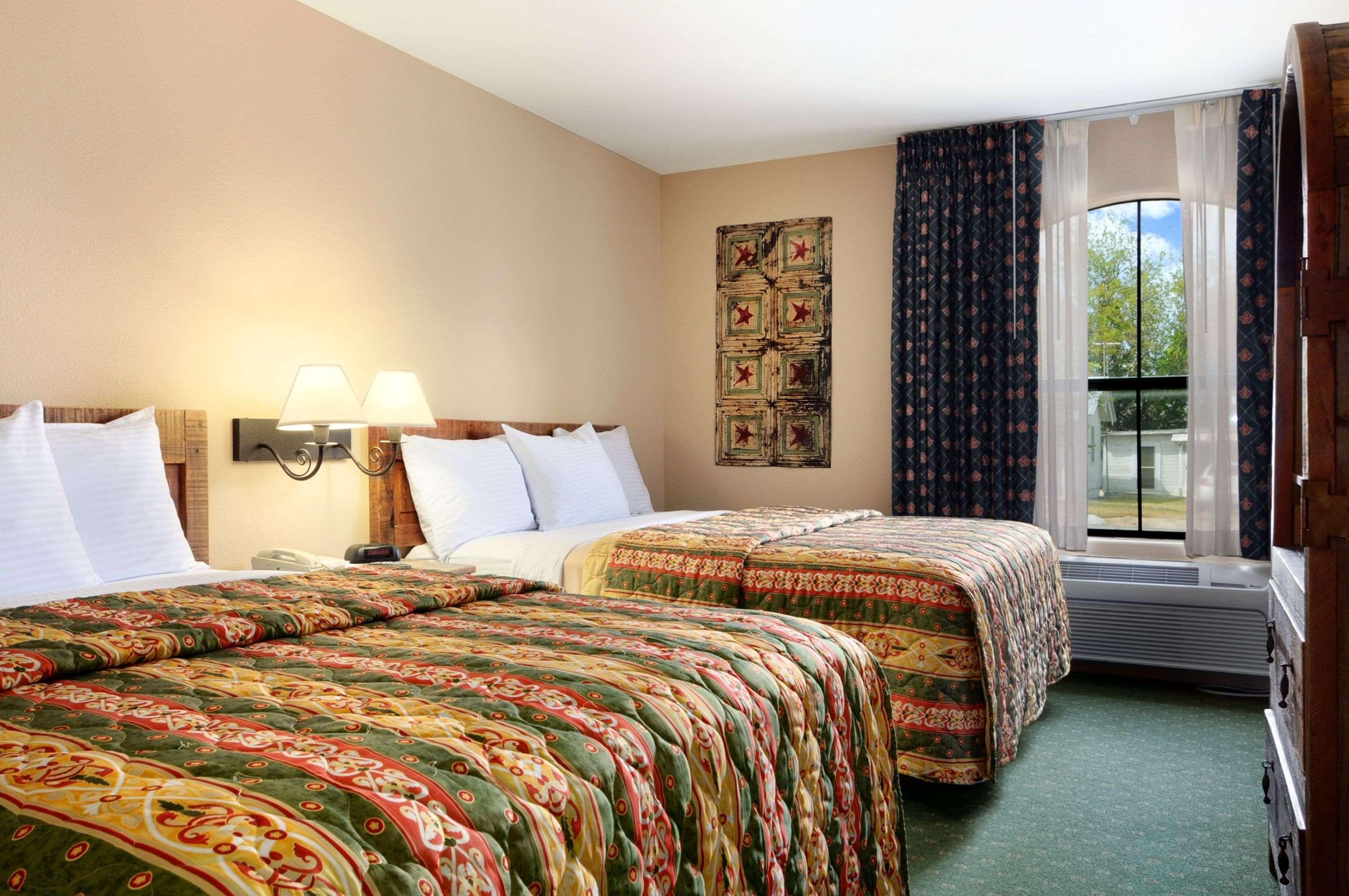 Days Inn & Suites By Wyndham Llano Exterior photo