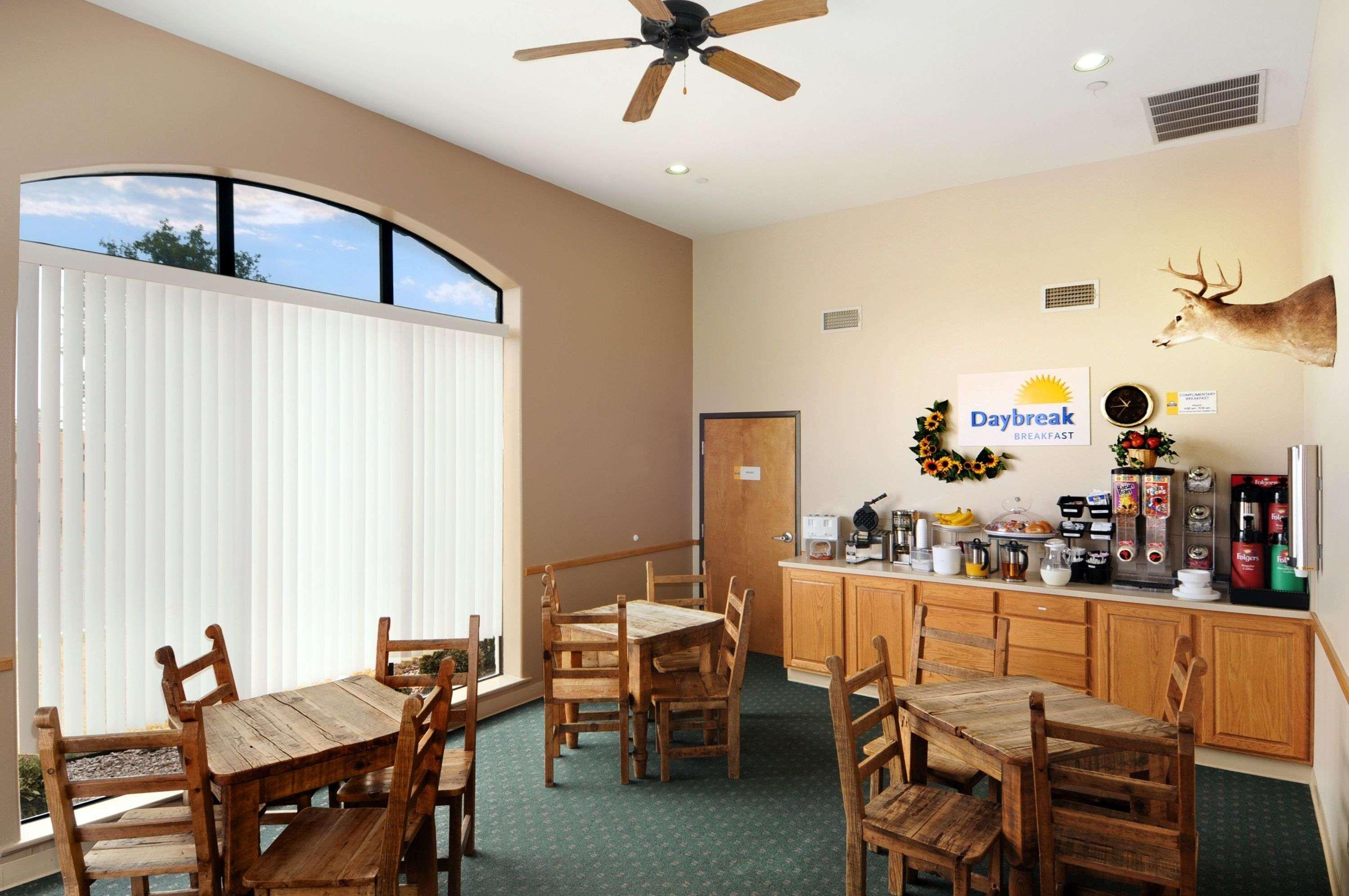 Days Inn & Suites By Wyndham Llano Exterior photo