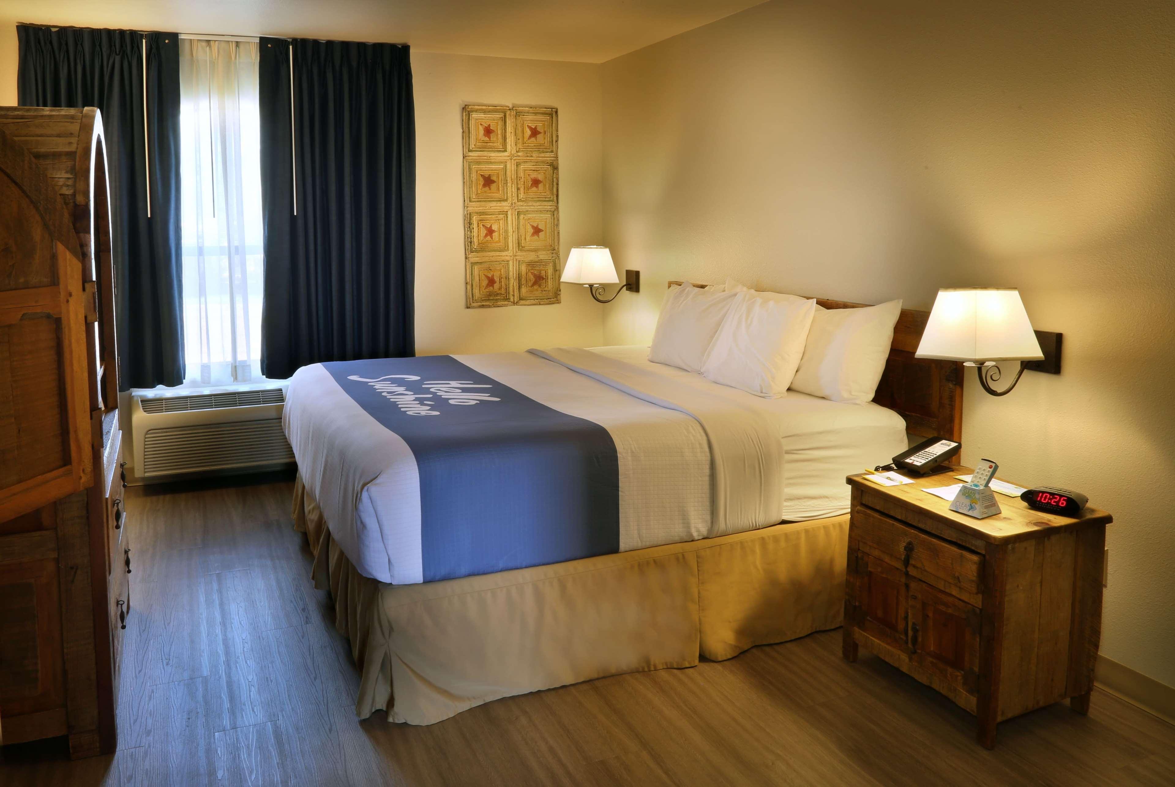 Days Inn & Suites By Wyndham Llano Exterior photo