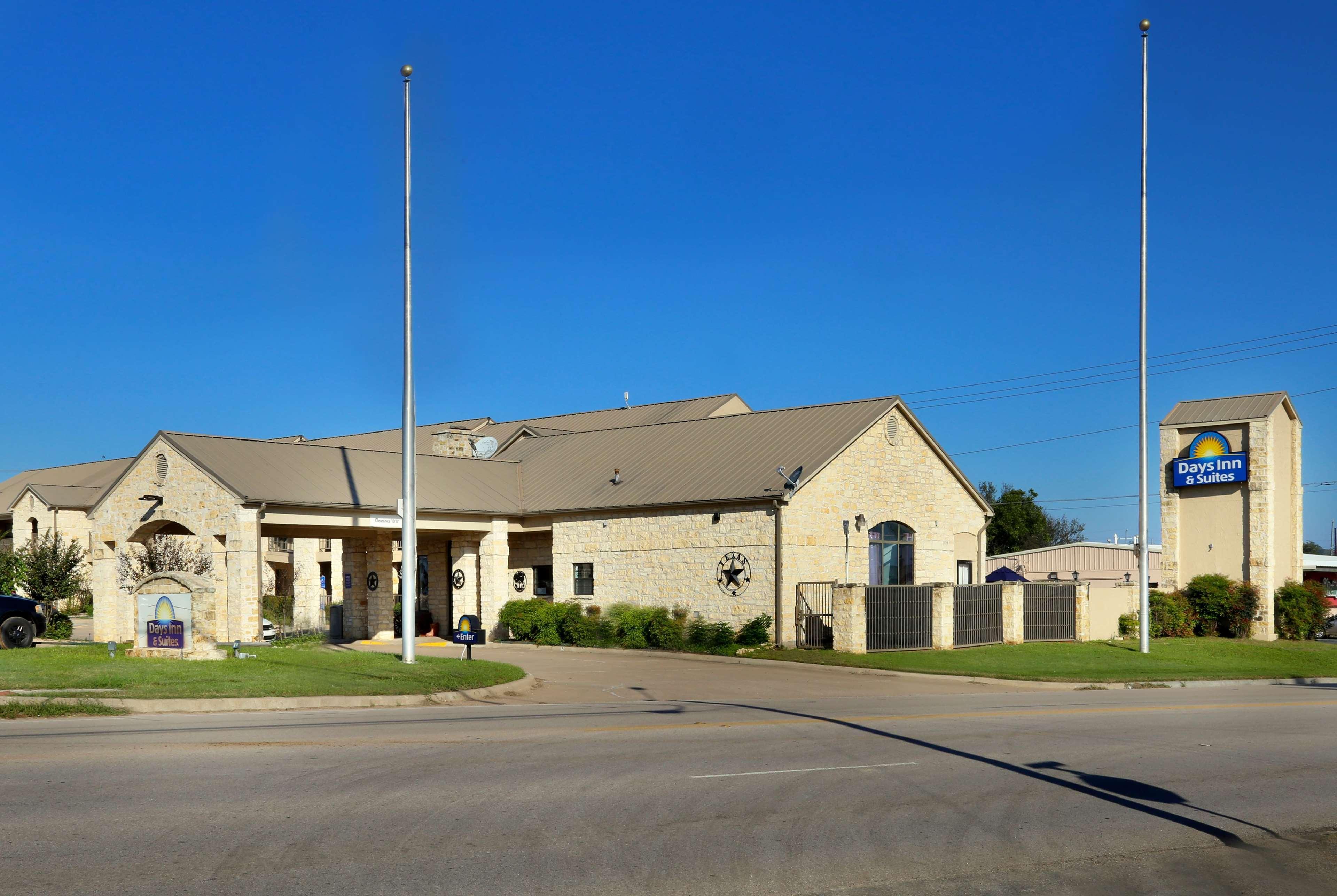 Days Inn & Suites By Wyndham Llano Exterior photo