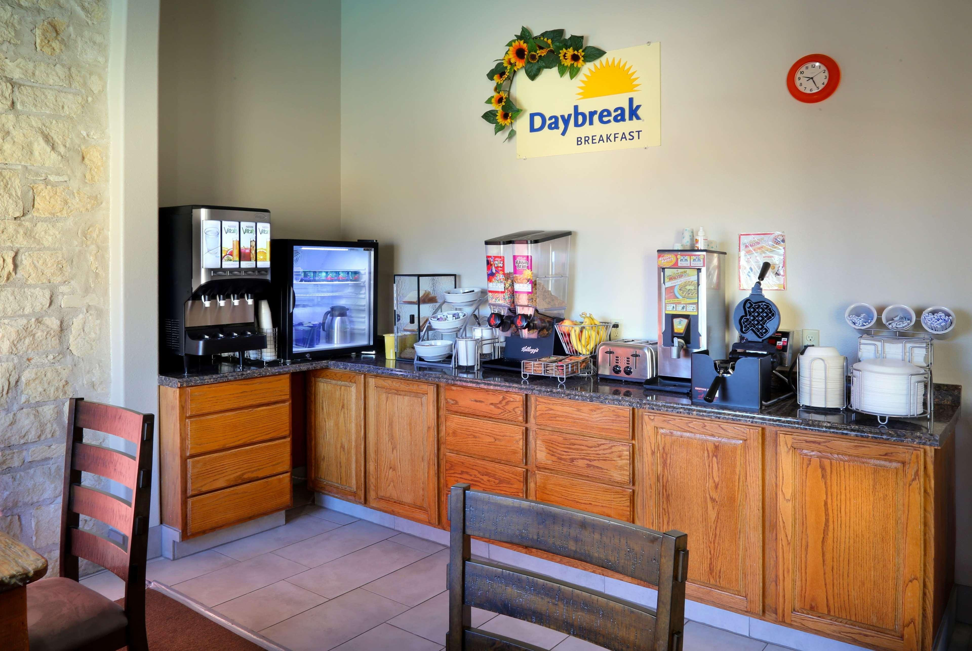 Days Inn & Suites By Wyndham Llano Exterior photo