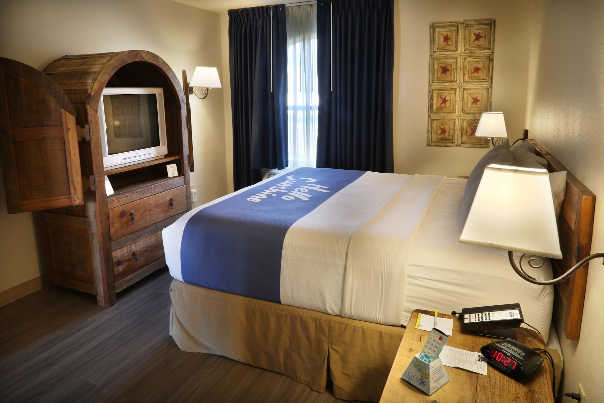 Days Inn & Suites By Wyndham Llano Exterior photo