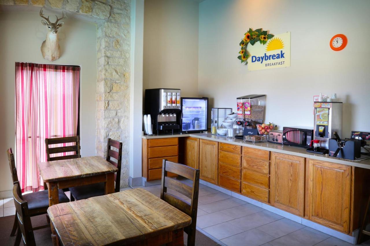 Days Inn & Suites By Wyndham Llano Exterior photo